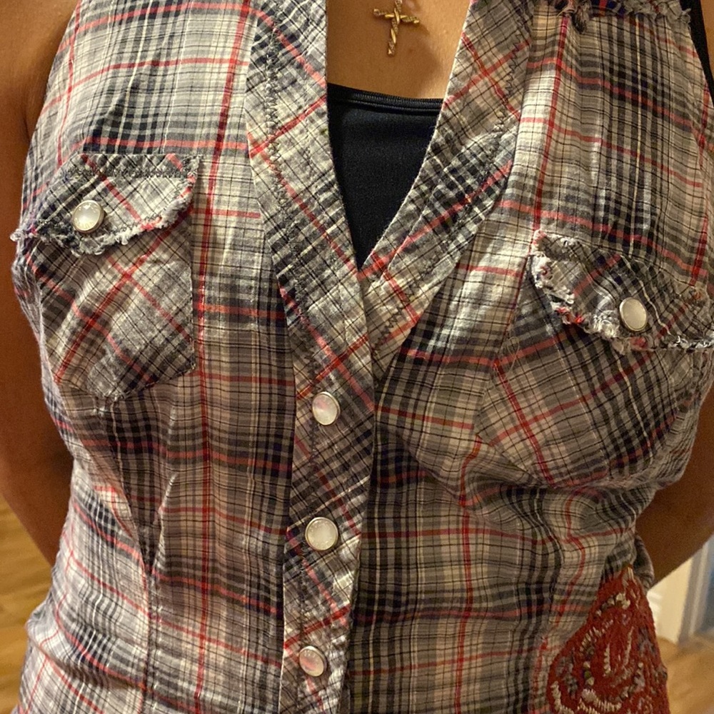 Guess halter top. Snap buttons. - Picture 3 of 7